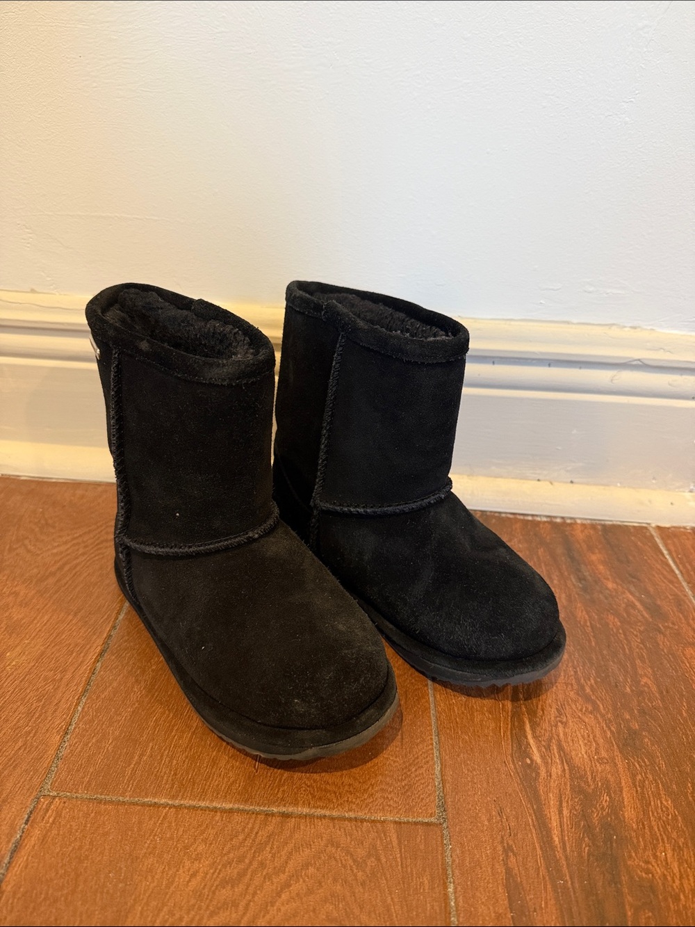 Emu Kids Black Short Plush Winter Boots